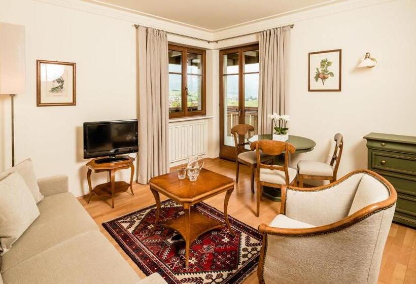 جناح, Girlanerhof