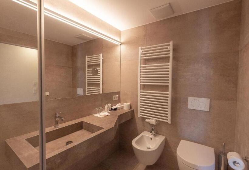 جناح, Girlanerhof