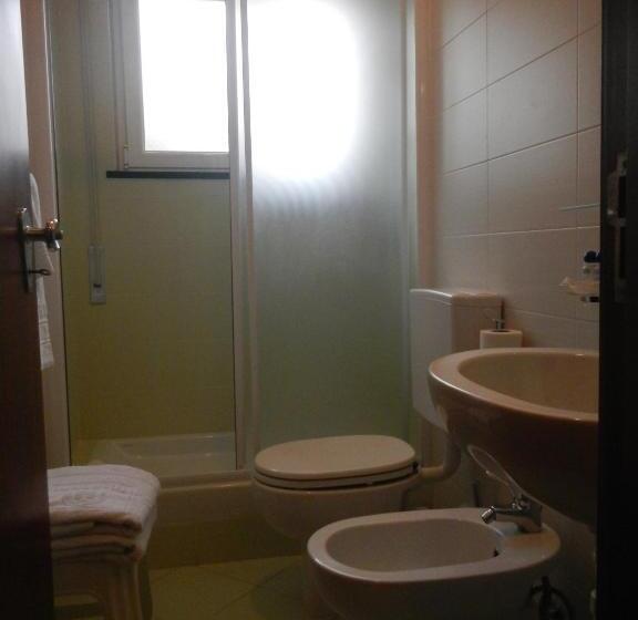 이코노미 룸, Miriam