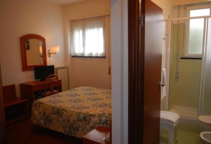 이코노미 룸, Miriam