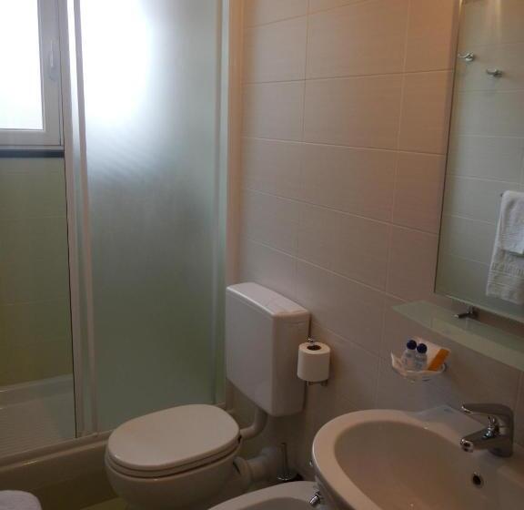 이코노미 룸, Miriam