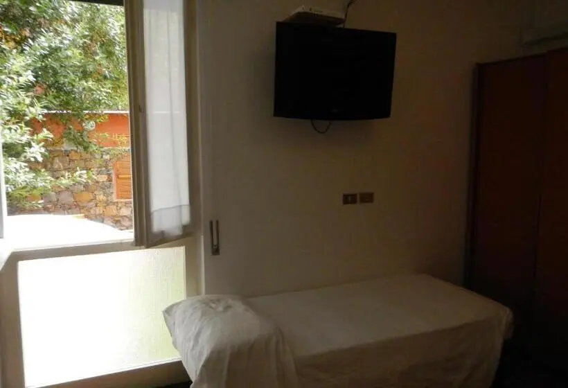 Economy Triple Room, Miriam