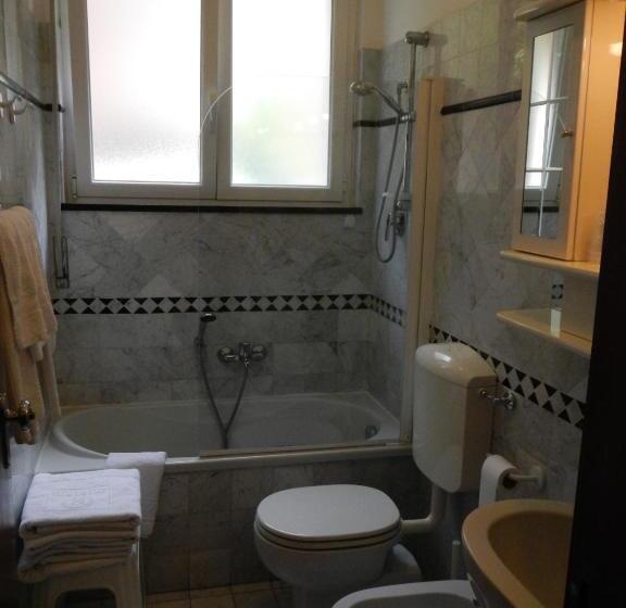 이코노미 트리플 룸, Miriam