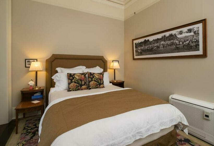 جناح, Old Bank Boutique