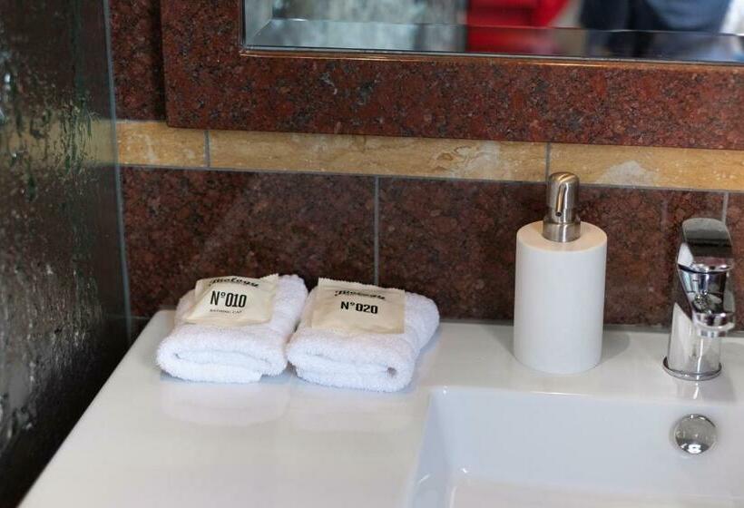 جناح, Old Bank Boutique