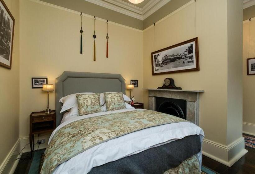 جناح, Old Bank Boutique