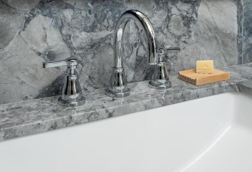 جناح, Old Bank Boutique