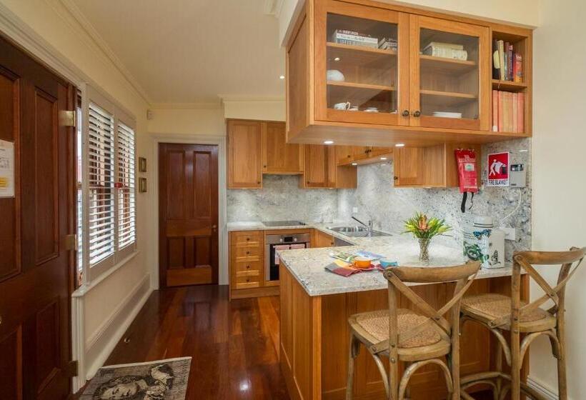 إستوديو قياسى, Old Bank Boutique