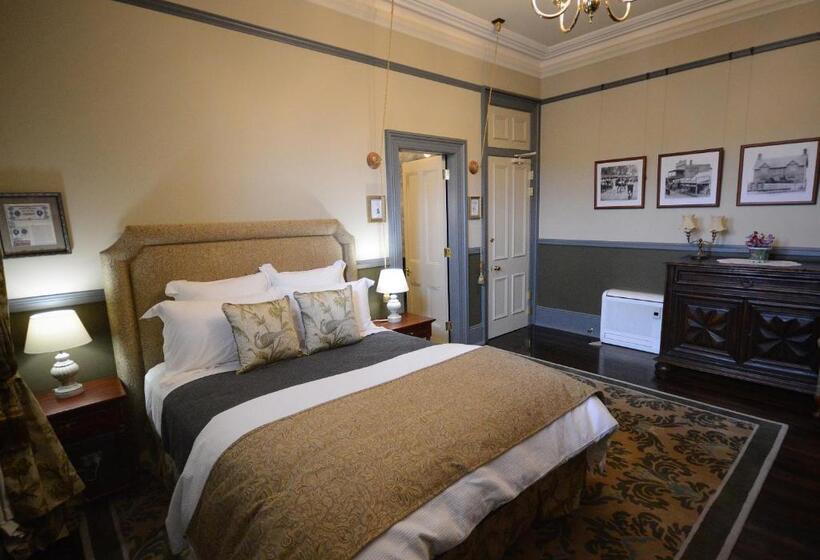 جناح, Old Bank Boutique