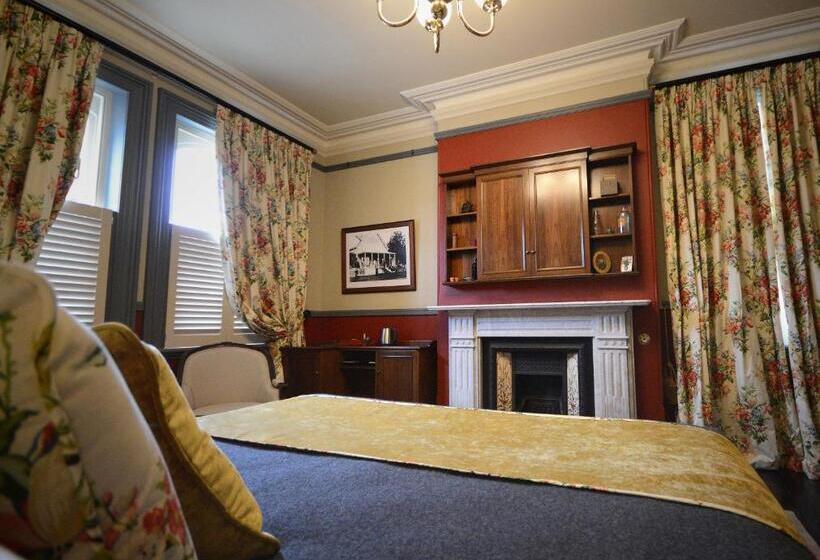 جناح, Old Bank Boutique