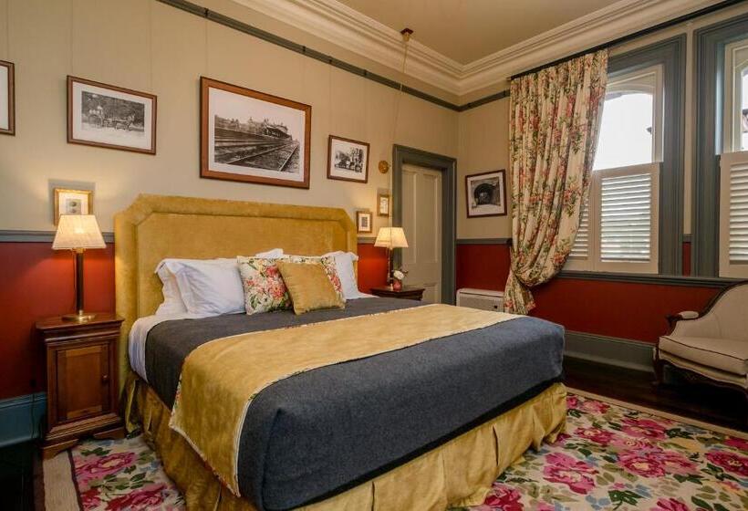 جناح, Old Bank Boutique