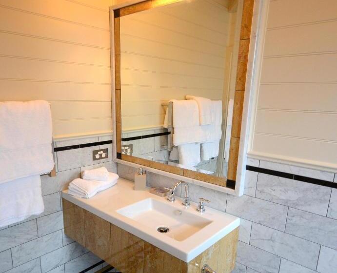 جناح, Old Bank Boutique