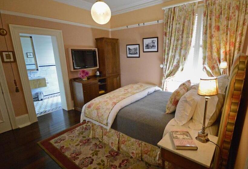 جناح, Old Bank Boutique