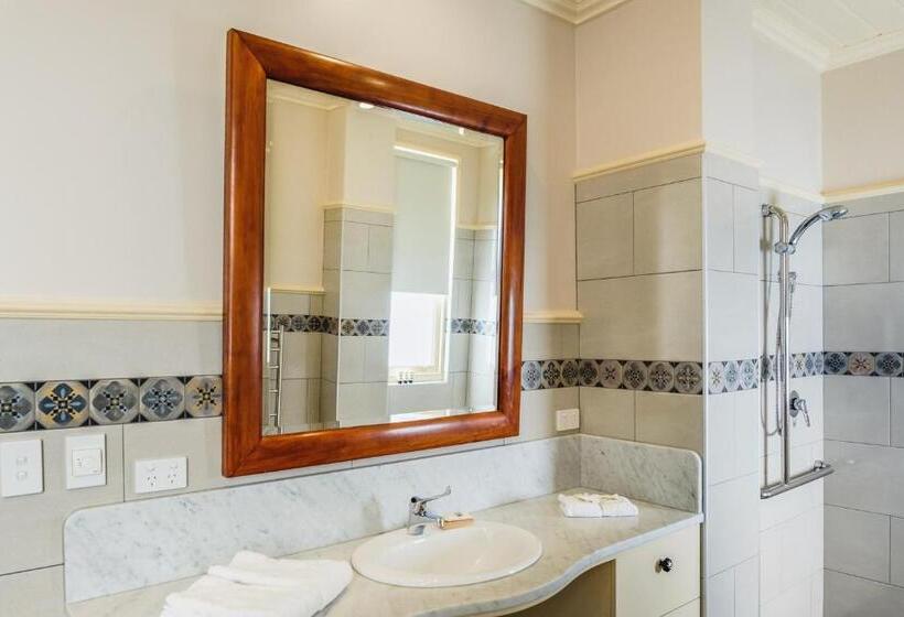 إستوديو قياسى سرير كينج, Old Bank Boutique