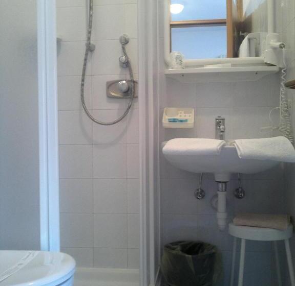 חדר סטנדרט לשלושה, Serenella