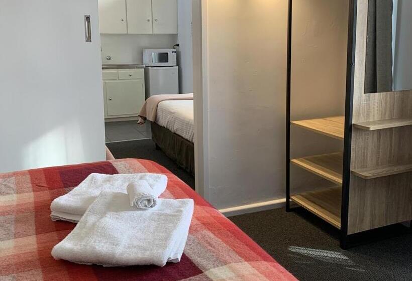 חדר משפחתי, Meeniyan Motel