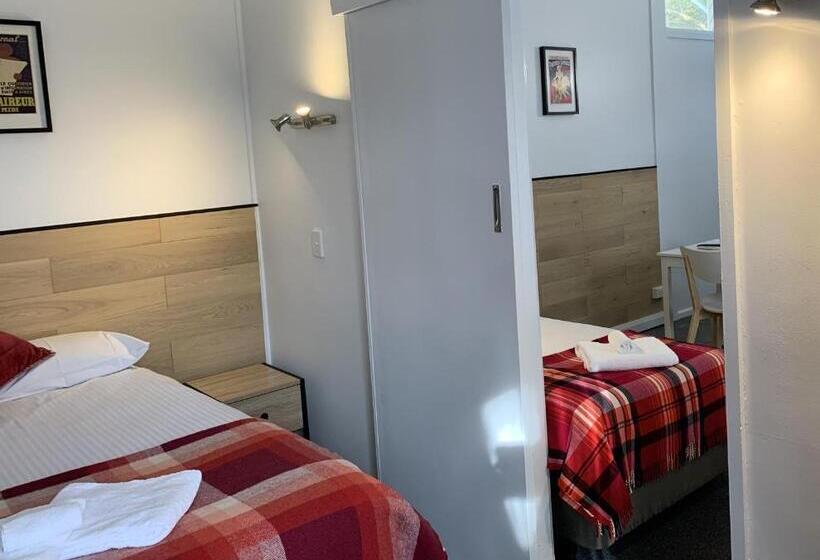 패밀리 룸, Meeniyan Motel