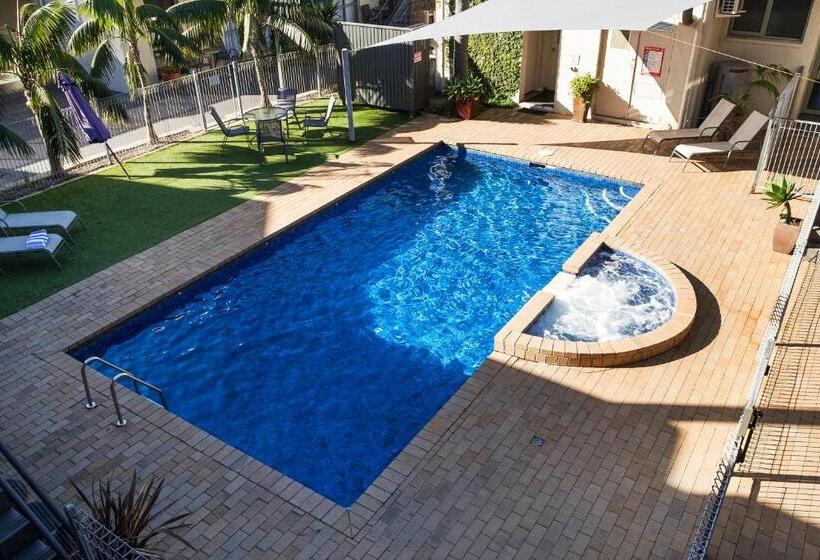 شقة غرفة واحدة, Moonlight Bay Apartments