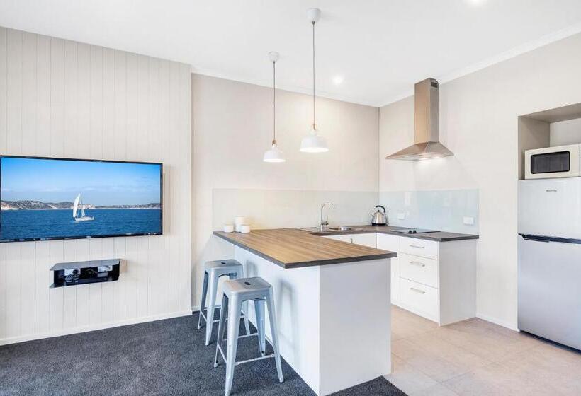 شقة غرفة واحدة, Moonlight Bay Apartments