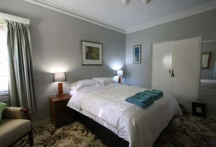 اتاق خانوادگی, The Evergreen B&b