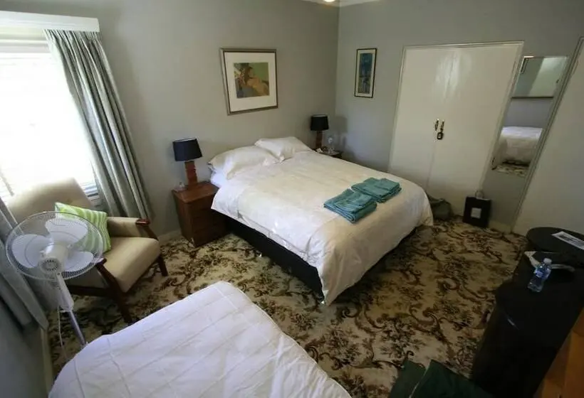 اتاق خانوادگی, The Evergreen B&b