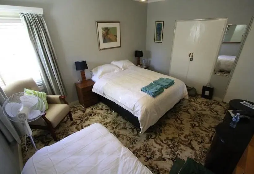 اتاق خانوادگی, The Evergreen B&b