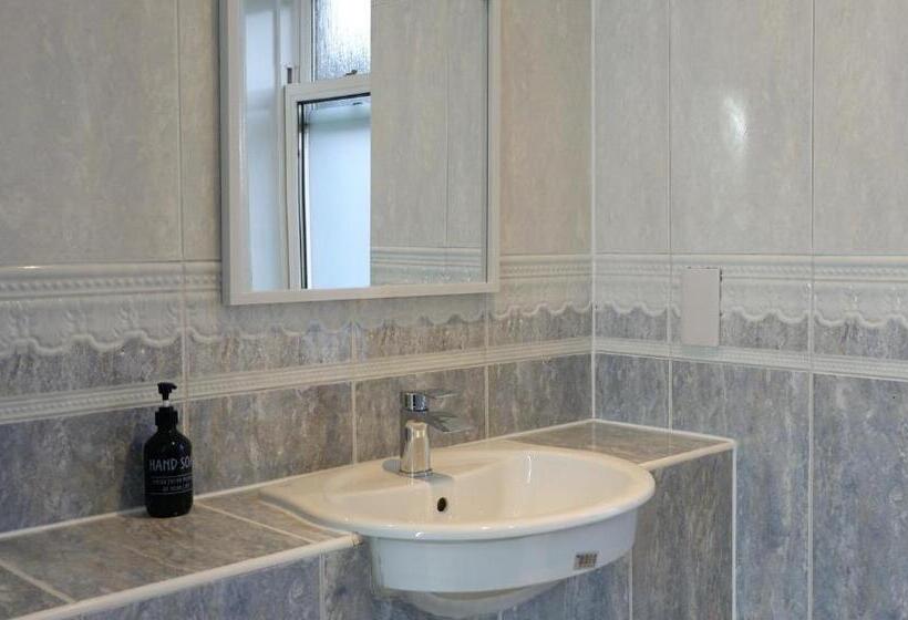 标准单人间共用浴室, 4 Friends House