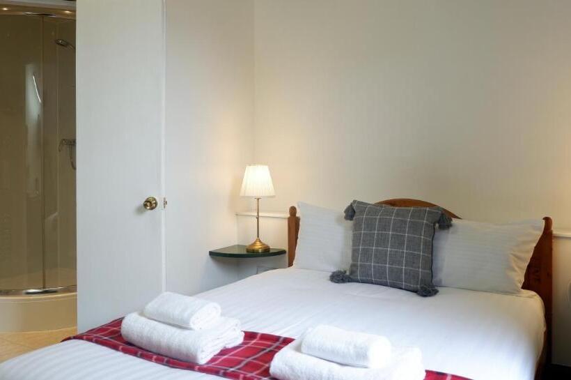 标准间, 4 Friends House