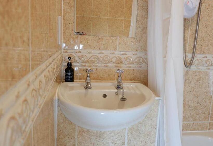 标准三人间, 4 Friends House