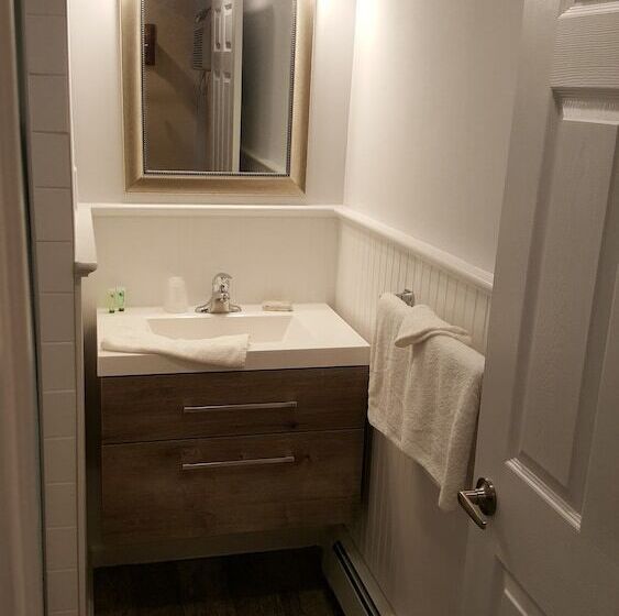 غرفه قياسيه سريرين مزدوجين, Atlantic Motel