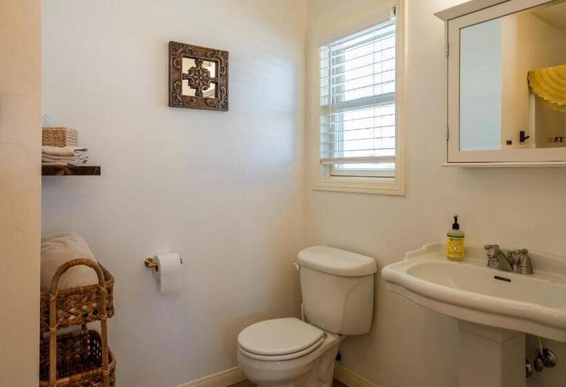 غرفة ديلوكس سرير كينج, The Loubird Inn