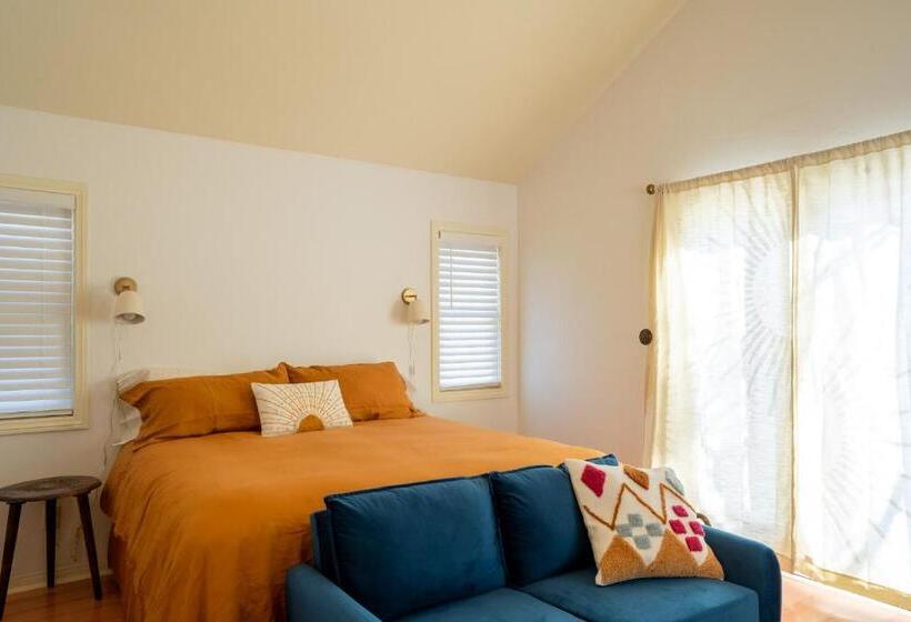 غرفة ديلوكس سرير كينج, The Loubird Inn