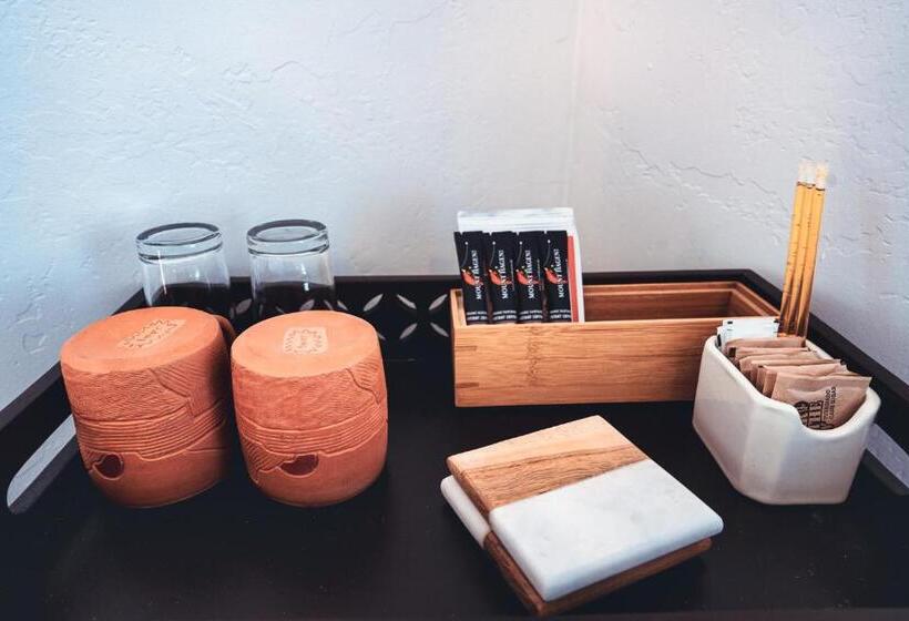 غرفة ديلوكس سرير كينج, The Loubird Inn