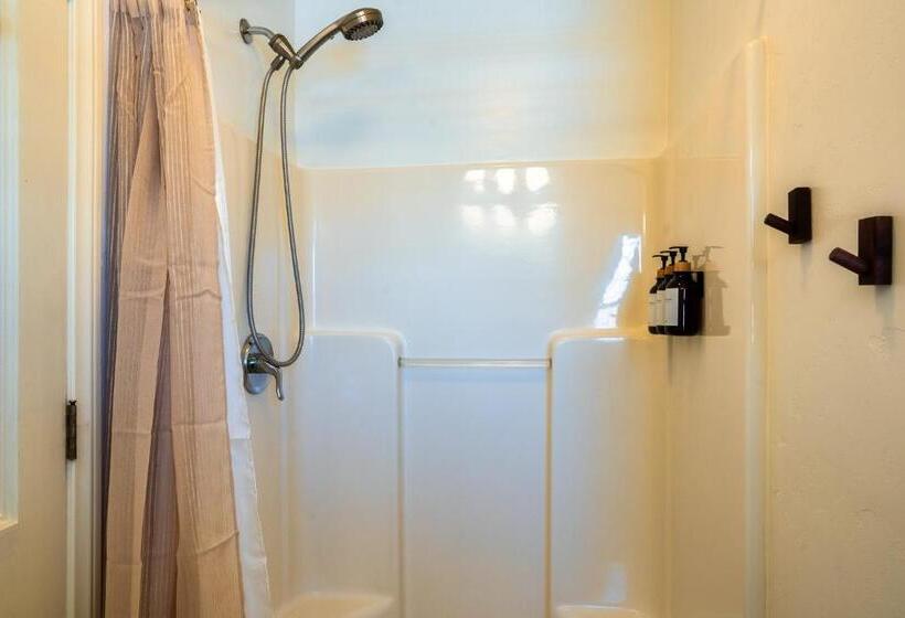 غرفة قياسية, The Loubird Inn