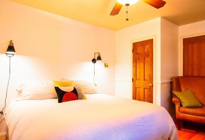 Номер Deluxe Кровать Кинг, The Loubird Inn