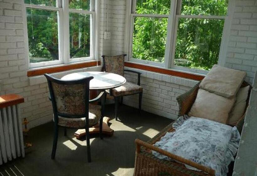 غرفة ديلوكس سرير كينج, The Outing Lodge