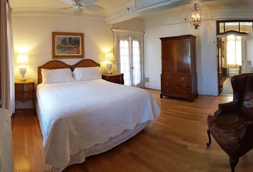 غرفة ديلوكس سرير كينج, The Outing Lodge