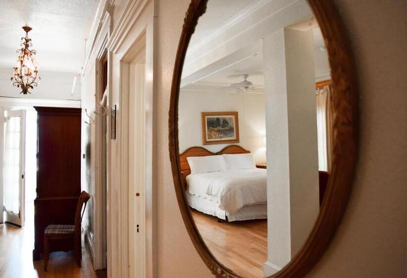 غرفة ديلوكس سرير كينج, The Outing Lodge