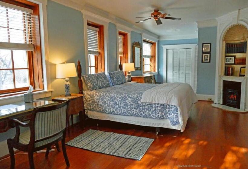 غرفة قياسية سرير كينج, The Outing Lodge