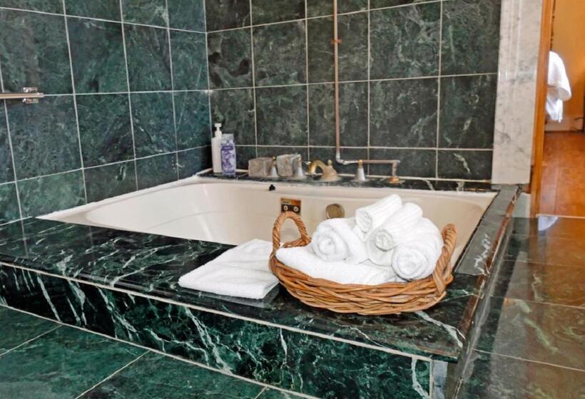 غرفة ديلوكس, The Outing Lodge