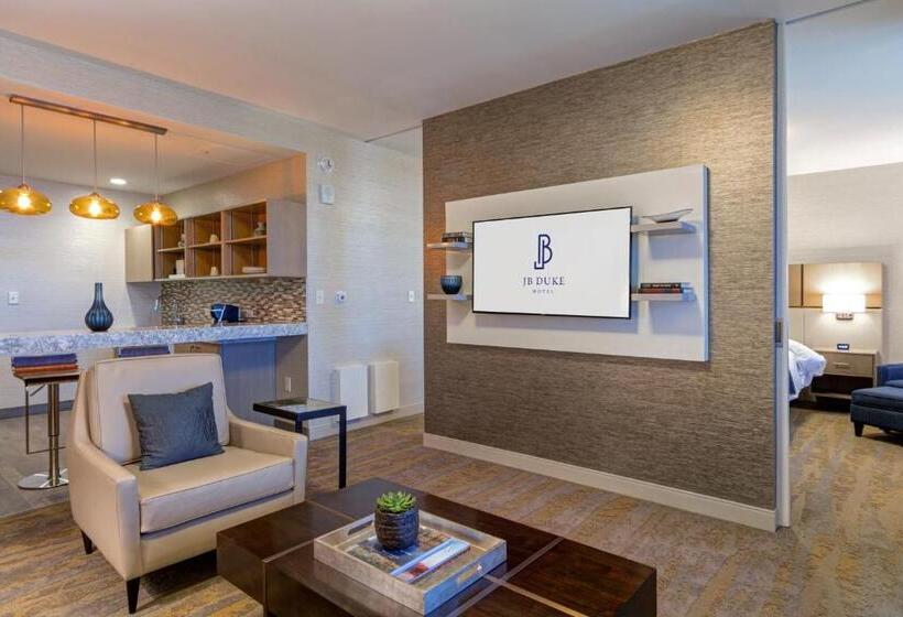 スーペリアースイート, Jb Duke