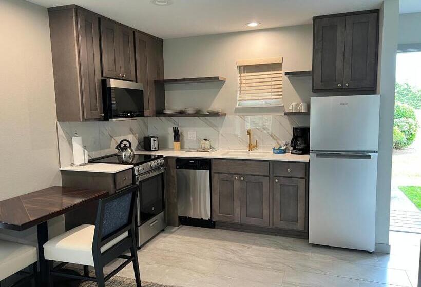 带大床的套房, Lighthouse Oceanfront Resort