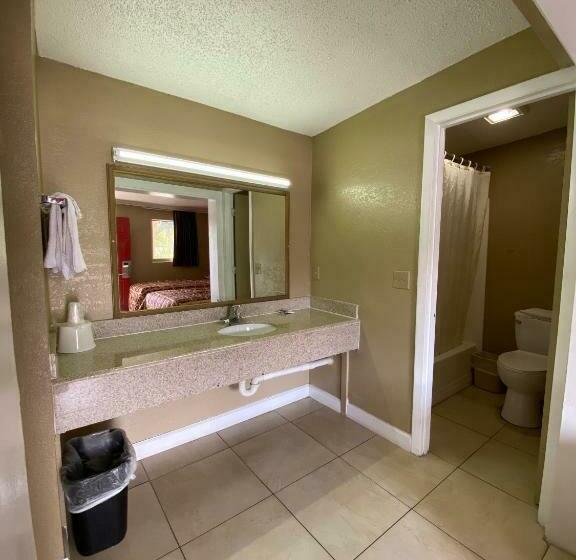 غرفه قياسيه سريرين مزدوجين, Economy Inn