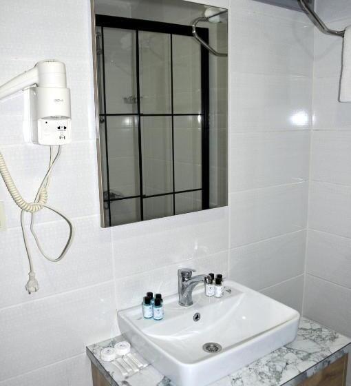 标准单人间, Lion City