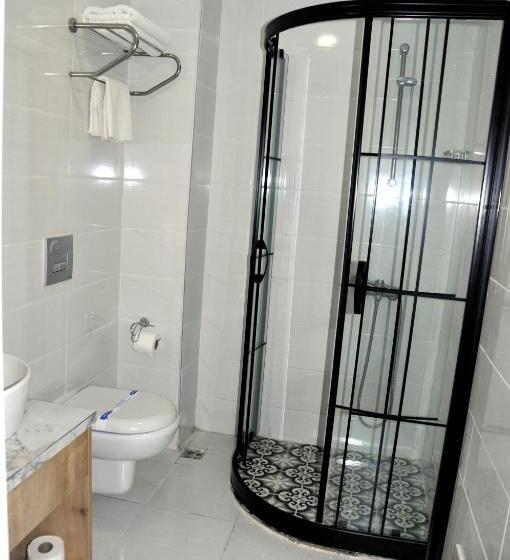 标准三人间, Lion City