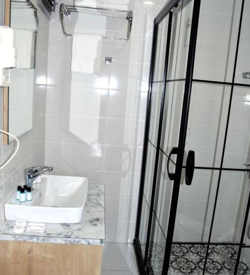 标准三人间, Lion City