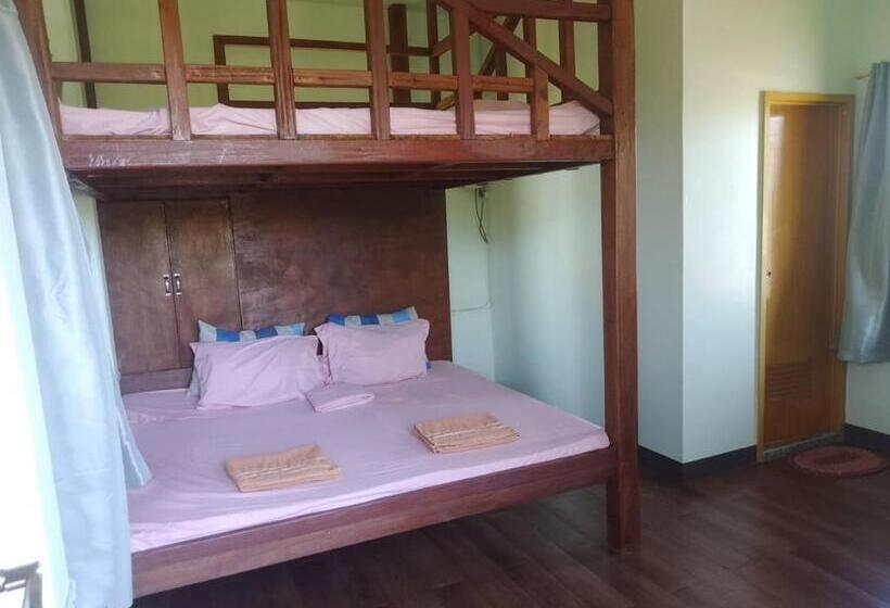 اتاق خانوادگی, Mischa S Hostel