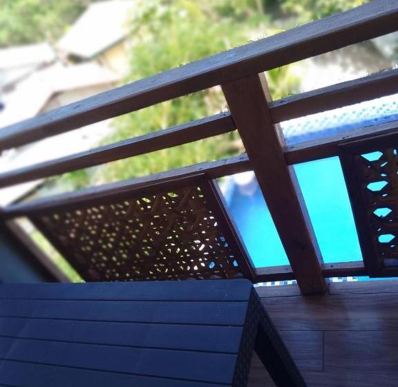 اتاق خانوادگی, Mischa S Hostel