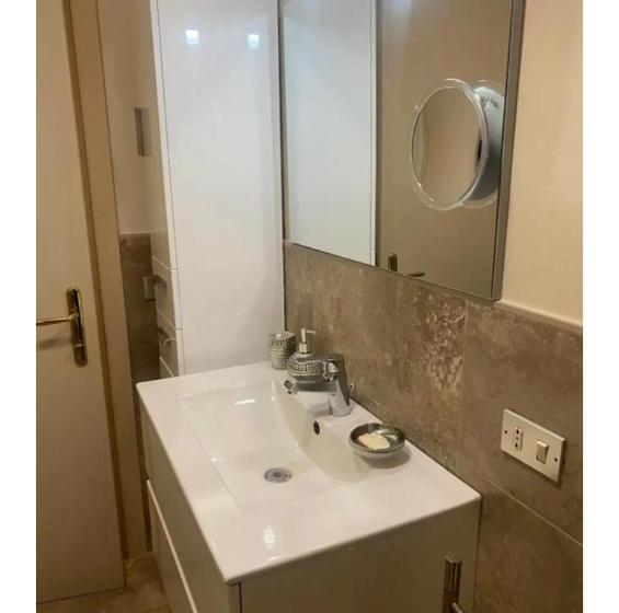 标准间, Double Adele  S House