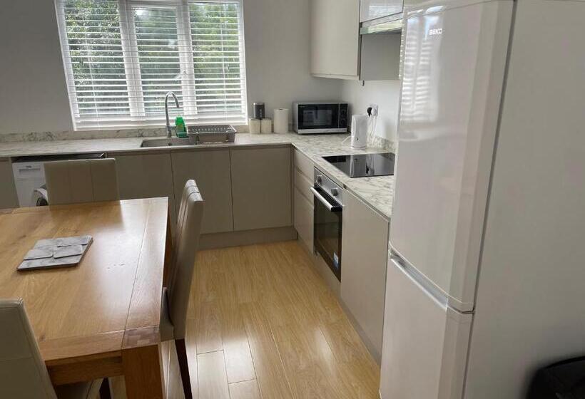 Номер Стандарт, Lonsdale Place
